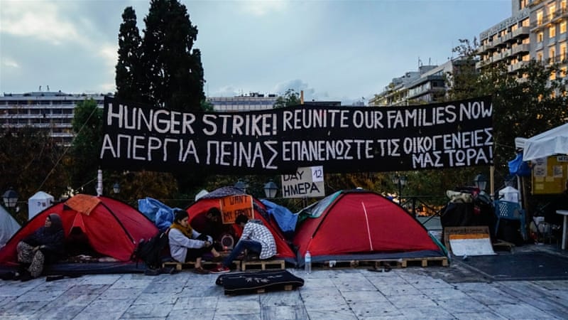 Foto: Demo mit Hungerstreik-Plakat